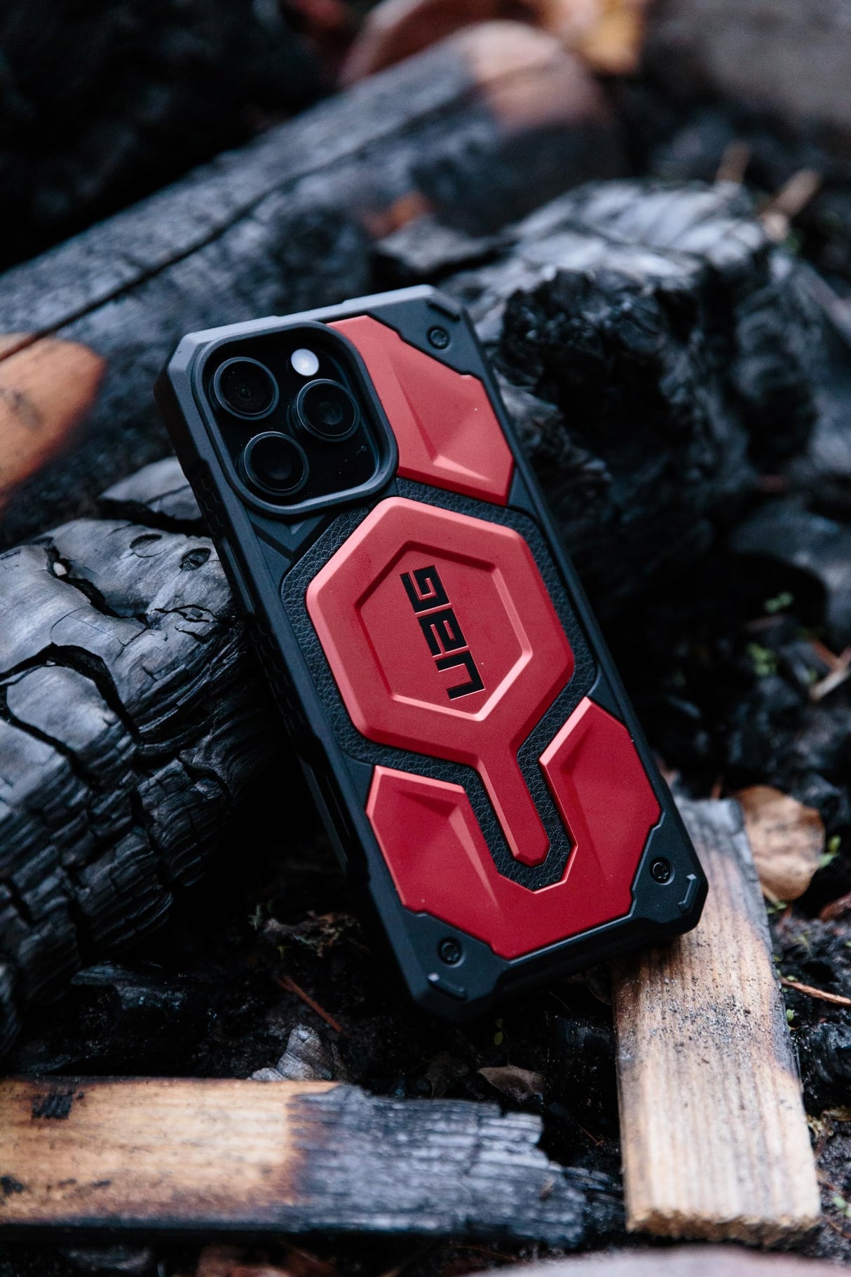 URBAN ARMOR GEAR UAG Designed for iPhone 16 Case 6.1" Monarch Pro - Compatible with MagSafe Charging Rugged Heavy Duty Shockproof Anti-Slip Military Grade Protective Cover, Crimson