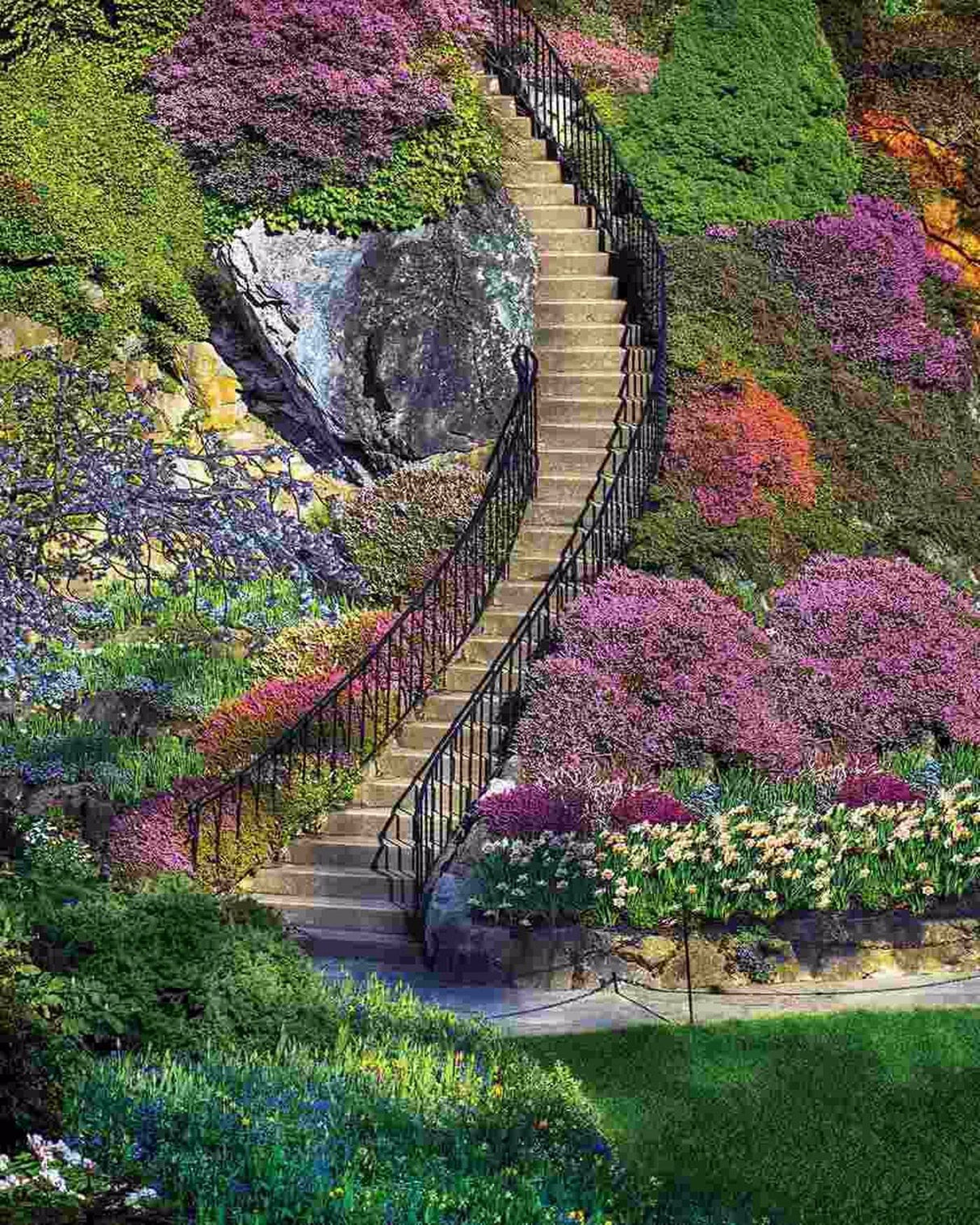 Springbok 500 Piece Jigsaw Puzzle Garden Stairway